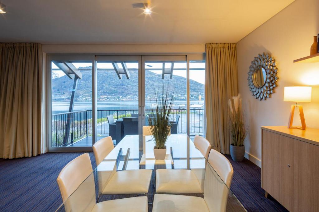 Absolute Lakefront Location - 3 Bedroom Apartment Queenstown Eksteriør bilde